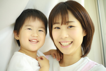 笑顔の男の子と保育士イメージ