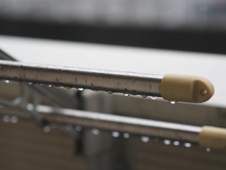 雨に濡れた物干し竿