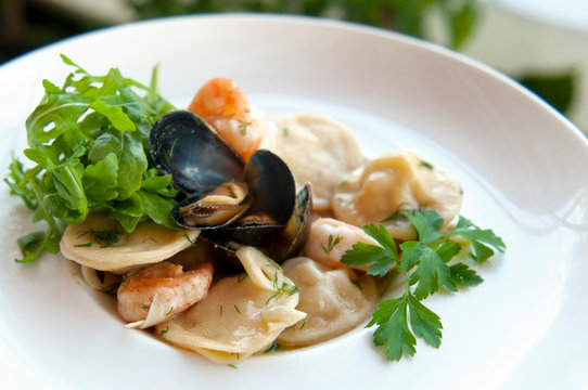 ravioli z sandaczem, krewetkami i małżami