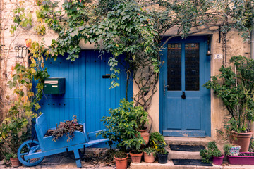 The blue wheelbarrow in the village of Taulignan, in Provence 