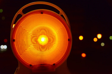 Warnleuchte Dunkelheit Sicherheit Gefahr HIndernis Verkehr Blinklicht Baustelle Absperrung Orange...
