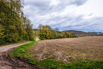 Idyllische Landschaft mit stark bewölktem Himmel