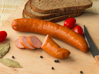 le pain et la saucisse pour petit-déjeuner