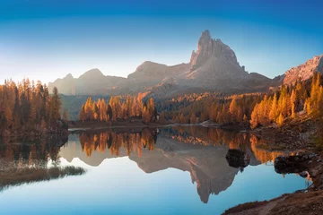 Foto op Canvas Herfst uitzicht op Lake Federa in de Dolomieten bij zonsondergang. Fantastische herfstscène met blauwe lucht, majestueuze rotsachtige berg en kleurrijke bomen die gloeien van zonlicht in de Dolomieten. Dolomieten Alpen met gele lariksbomen © Michal