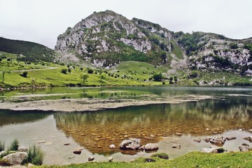 Lago Enol de Covadonga, Asturias, Espa&ntilde;a.