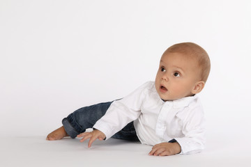 Baby schaut erstaunt in eine Richtung