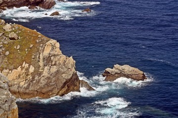 Pescador en los acantilados de Cabo Peñas en Asturias, norte de España.