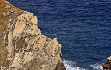 Pescador en los acantilados de Cabo Peñas en Asturias, norte de España.
