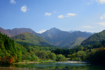 Fototapeta premium 湖のリフレクションが美しい大源太山