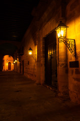 Fototapeta premium キューバハバナ 旧市街の夜のライトに照らされた路地