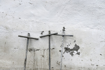3 Kreuze Eisen Armierung Kreuzigung Symbolik Golgath Baustahl Stangen Wand Baustelle Hintergrund a...
