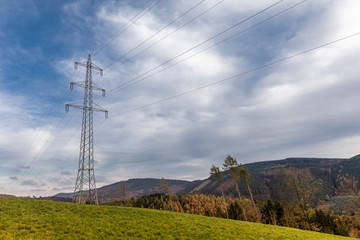 Stromleitung im Sauerland vor herbstlichem Himmel
