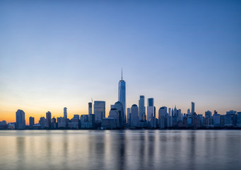 Naklejka premium Panoramę Manhattanu o świcie, widok z New Jersey