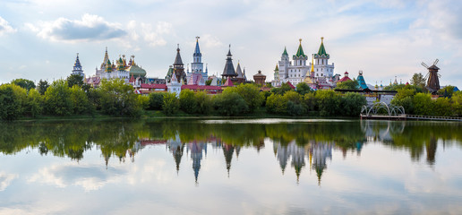 Fototapeta premium Izmailovsky Kremlin by the lake in Moscow