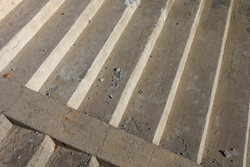 Nowoczesne schody z różnych materiałów i w różnym stylu