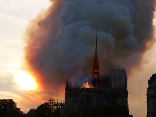 Notre dame de Paris lors de l'incendie du 15 avril 2019 vers 19 heures.