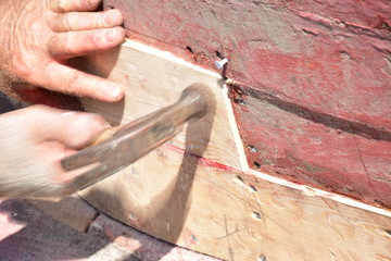 riparazione del fasciame di una barca tradizionale in legno. Sicilia, Palermo, Località...