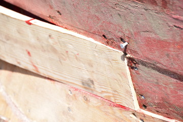 riparazione del fasciame di una barca tradizionale in legno. Sicilia, Palermo, Località sferracavallo