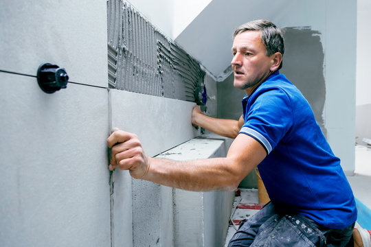 Fliesenleger bei der Arbeit, Haus umbau oder renovierung