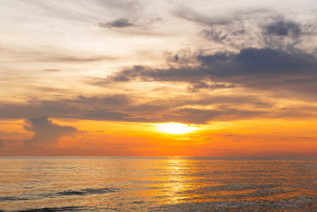 Fototapeta premium Niebo i chmury z pięknym jasnym porankiem na morzu do podróży na wakacje, Tajlandia Songkhla