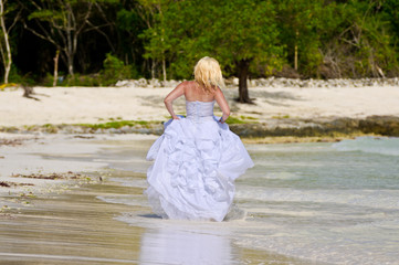 Fototapeta na wymiar невеста на берегу