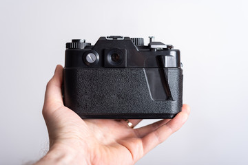 Hand hält eine Retrokamera, von hinten,  isoliert
