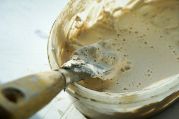 Breeding of dry mixes for filling the brick walls of a multi-storey building.