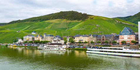 Obraz premium View of Bernkastel Kues at the Moselle River. Rhineland-Palatinate, Germany, Europe
