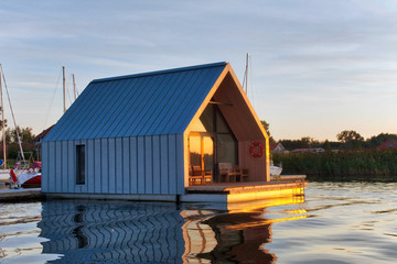 Dom na wodzie, jezioro Roś, Mazury
