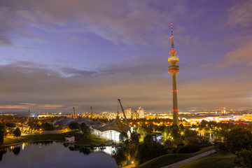 Fototapeta na wymiar Fernsehturm München in der Abenddämmerung