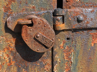 rostiges schloß an einer alten tür