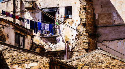 Wäsche auf der Leine vor einem baufälligen Haus in Palermo