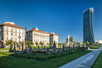 Piazza con fontana con grattacieli sullo sfondo, Milano 3 Torri - obrazy, fototapety, plakaty