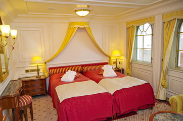 Schlafzimmer mit Himmelbett Baldachin in Suite Luxuskabine auf Kreuzfahrtschiff Segelyacht Yacht...