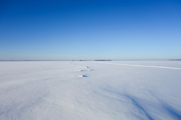 Fototapeta na wymiar Jezioro pokryte lodem