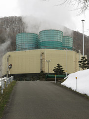 地熱発電所の冷却塔