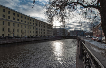 Fototapeta na wymiar Late autumn, the center of St. Petersburg, granite embankments, colored bridges and ancient architecture