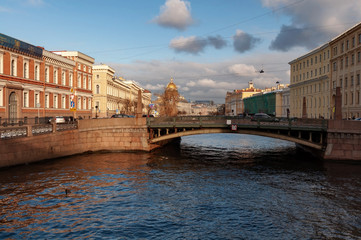 Fototapeta premium Krasnoflotsky bridge in the center of St. Petersburg on a cold autumn day, in the background St. Isaac's Cathedral