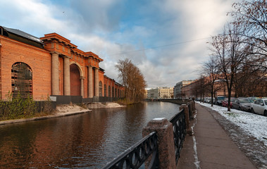 Obraz premium New Holland Island in the center of St. Petersburg on a cold sunny autumn evening