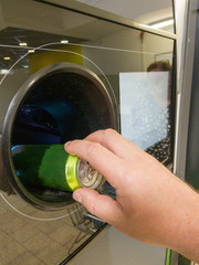 Dose wird in Pfandautomaten gesteckt