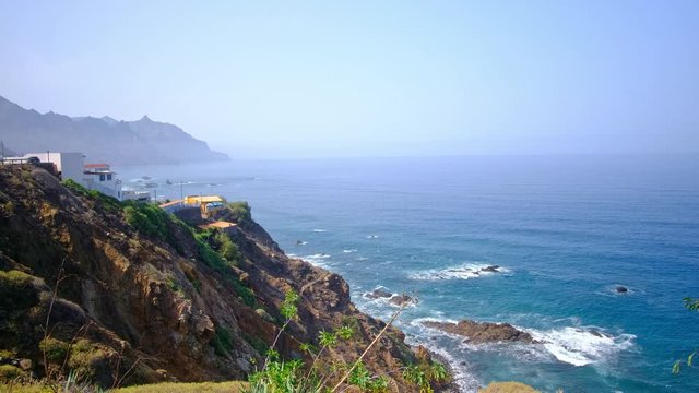 Die raue schroffe Steilk&uuml;ste im Norden von Teneriffa. Beliebte Badebuchten mit Sandstrand zwischen Almaciga und Benijo. Felsen, Vulkangestein, der Atlantik und das Anagagebirge im Hintergrund.
