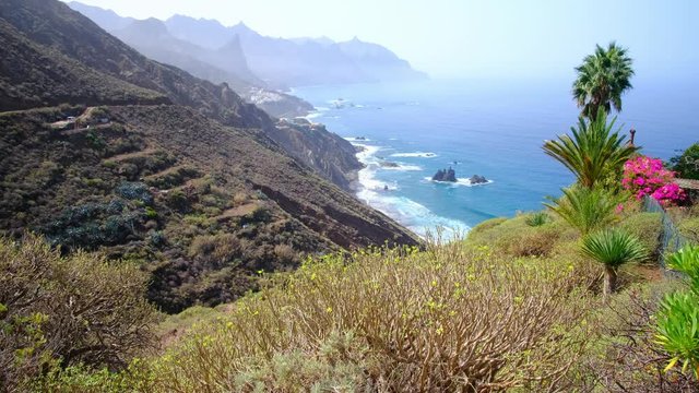 Die raue schroffe Steilküste im Norden von Teneriffa. Beliebte Badebuchten mit Sandstrand zwischen Almaciga und Benijo. Felsen, Vulkangestein, der Atlantik und das Anagagebirge im Hintergrund.