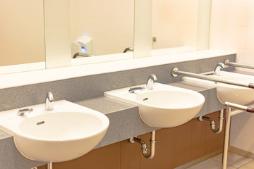 Elegant bathroom interior wastafel, white washbasins, shower and bathtub