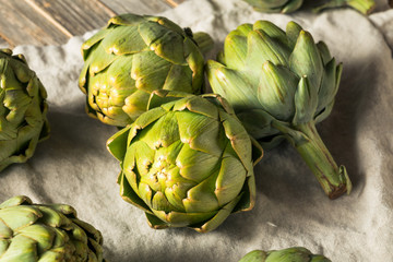 Obraz premium Raw Green Organic Artichokes