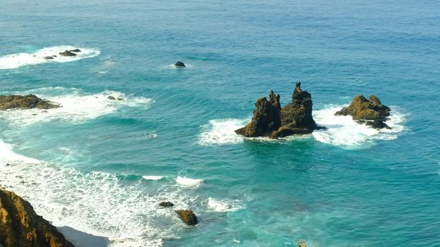 Die raue schroffe Steilk&uuml;ste im Norden von Teneriffa. Beliebte Badebuchten mit Sandstrand zwischen Almaciga und Benijo. Felsen, Vulkangestein, der Atlantik und das Anagagebirge im Hintergrund.