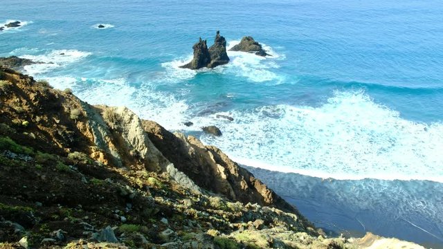 Die raue schroffe Steilk&uuml;ste im Norden von Teneriffa. Beliebte Badebuchten mit Sandstrand zwischen Almaciga und Benijo. Felsen, Vulkangestein, der Atlantik und das Anagagebirge im Hintergrund.