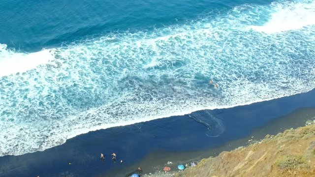 Die raue schroffe Steilk&uuml;ste im Norden von Teneriffa. Beliebte Badebuchten mit Sandstrand zwischen Almaciga und Benijo. Felsen, Vulkangestein, der Atlantik und das Anagagebirge im Hintergrund.