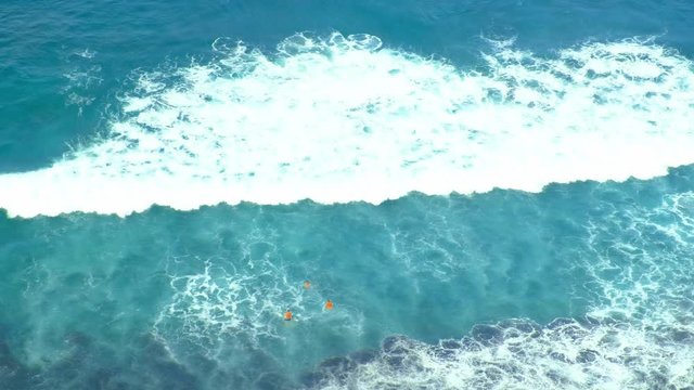 Die raue schroffe Steilk&uuml;ste im Norden von Teneriffa. Beliebte Badebuchten mit Sandstrand zwischen Almaciga und Benijo. Felsen, Vulkangestein, der Atlantik und das Anagagebirge im Hintergrund.