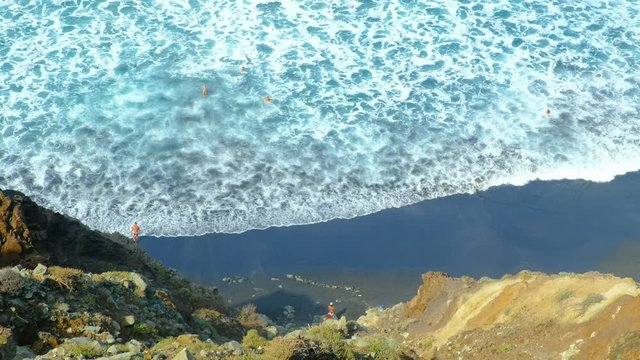 Die raue schroffe Steilk&uuml;ste im Norden von Teneriffa. Beliebte Badebuchten mit Sandstrand zwischen Almaciga und Benijo. Felsen, Vulkangestein, der Atlantik und das Anagagebirge im Hintergrund.