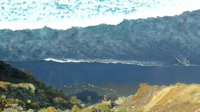 Die raue schroffe Steilk&uuml;ste im Norden von Teneriffa. Beliebte Badebuchten mit Sandstrand zwischen Almaciga und Benijo. Felsen, Vulkangestein, der Atlantik und das Anagagebirge im Hintergrund.